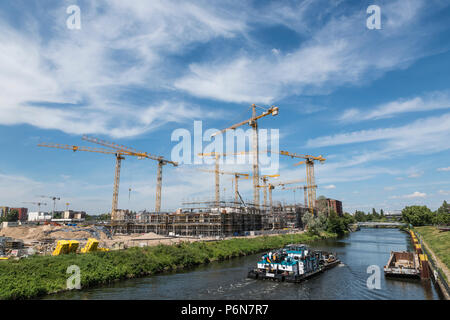 Berlino, Germania, 24 maggio 2018: Molti operatori gru in cantiere a Berlino, accanto a un canale. Foto Stock