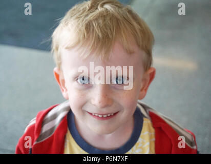 Ragazzo close up ritratto. Carino e felice, sorridente quattro anno vecchio ragazzo, con capelli biondi e splendide blue eyed Foto Stock