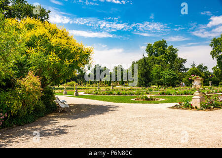 Parc de Bagatelle è stato votato come uno dei dieci migliori giardini più belli al mondo. Si trova all'interno del Bois de Boulogne di Parigi, Francia Foto Stock