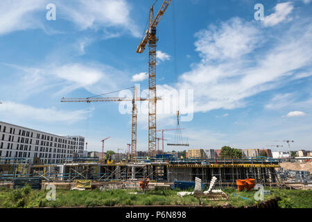 Berlino, Germania, 24 maggio 2018: Molti operatori gru in cantiere a Berlino, accanto a un canale. Foto Stock