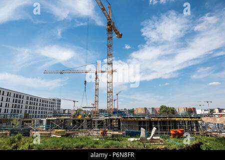 Berlino, Germania, 24 maggio 2018: Molti operatori gru in cantiere a Berlino, accanto a un canale. Foto Stock