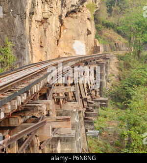 Stazione ferroviaria morto accanto a cliff, lungo il fiume Kwai in Thailandia Foto Stock