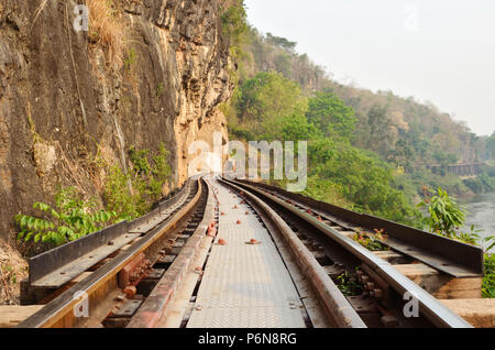 Stazione ferroviaria morto accanto a cliff, lungo il fiume Kwai in Thailandia Foto Stock