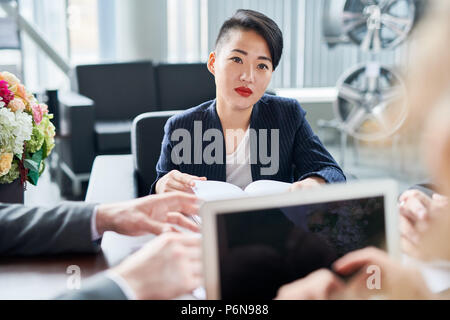 Donna alla riunione Foto Stock