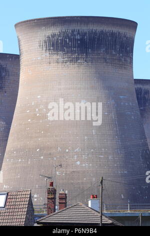 Una torre di raffreddamento previsto per i lavori di demolizione a Ferrybridge Power Station nel West Yorkshire Foto Stock