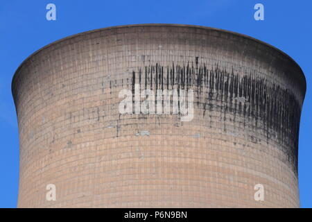 Una torre di raffreddamento previsto per i lavori di demolizione a Ferrybridge Power Station nel West Yorkshire Foto Stock