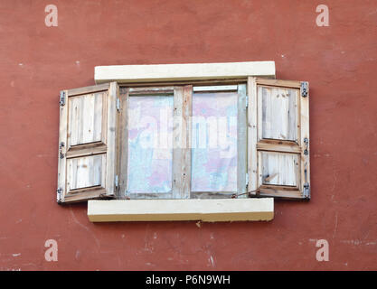 Bella e antica finestra in stile italiano Foto Stock