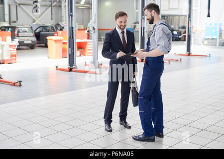 Bello imprenditore nel Car Service Foto Stock