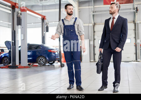 Imprenditore alla fabbrica di automobili Foto Stock