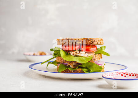 Sandwich con la carne e le verdure su una piastra bianca, copia spazio, sfondo bianco. Foto Stock