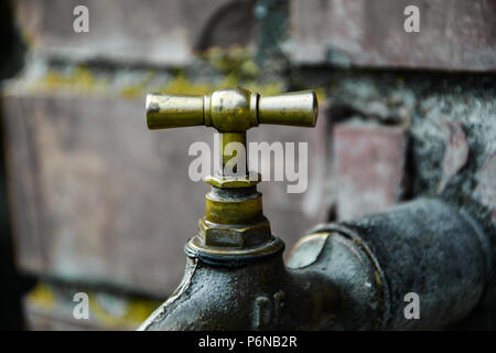 Vecchio e usato Vintage rubinetto isolato.Profilo di bronzo rubinetto metallico,blu con un tubo bianco alla fine e il numero 3/4 su un lato e DF su altri. Foto Stock