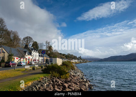 Il villaggio di Lochcarron sul Loch Carron, regione delle Highlands, Scotland, Regno Unito Foto Stock