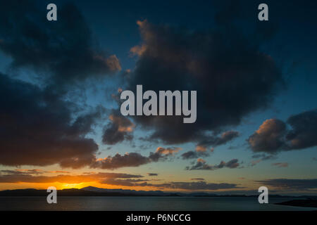 Tramonto sulla penisola di Trotternish sull'Isola di Skye da Applecross a Shieldaig strada costiera. Regione delle Highlands, Scotland, Regno Unito Foto Stock