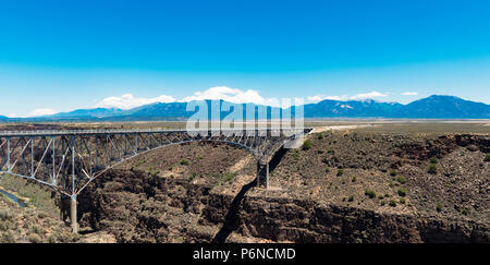 Rio Grande Gorge Bridge, vicino a Taos, Nuovo Messico. Le montagne e il cielo blu. Foto Stock