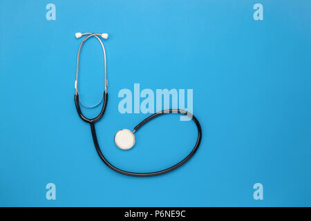 Piatto antenna laici di strumenti medici & Healthcare Insurance concetto di sfondo.spazio per design.Table top visualizza gli elementi essenziali per il medico utilizzando trattare & ca Foto Stock