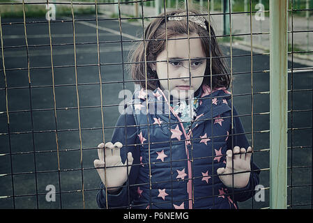 Bambino abbandonato i bambini senza genitori, problemi sociali della popolazione, allevare figli in rifugi, senzatetto, le persone dietro le sbarre, artis Foto Stock