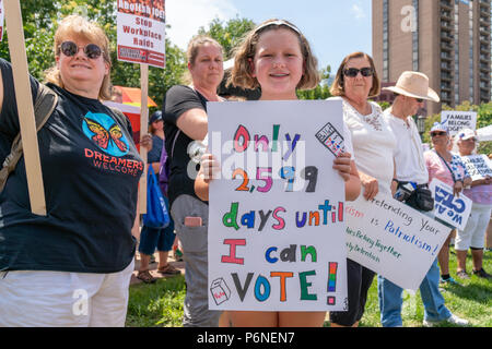 MINNEAPOLIS, MN/STATI UNITI D'America - 30 giugno 2018: Unidentified individui che partecipano nelle famiglie appartengono insieme marzo. Foto Stock