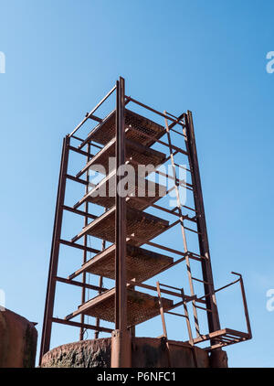 Vecchia Torre di filtro per produrre l'alimentazione di acqua nel villaggio di campagna,della Thailandia. Foto Stock