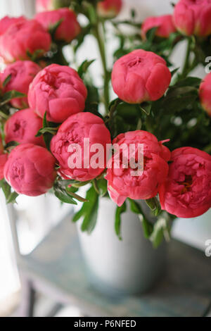 Bel bouquet di peonie rosso . Composizione floreale, luce diurna. Carta da parati. Bei fiori in vaso di vetro. Foto Stock