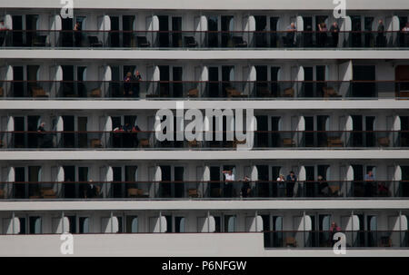 Pochi passeggeri sul balcone della nave da crociera Foto Stock