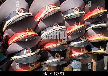 Esercito Russo officer caps - souvenir, Berlino Est Foto Stock