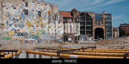 Berlino, Germania - Giugno 2018: sito in costruzione presso la Kunsthaus Tacheles, un ex art center a Berlino, Germania Foto Stock