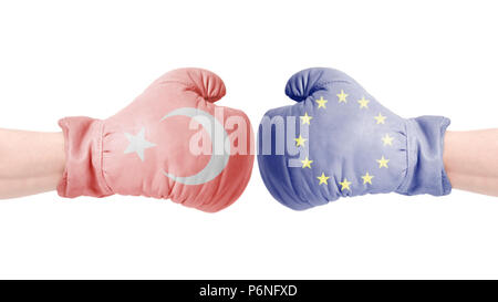 I guantoni con l Unione europea e la bandiera turca. La Turchia vs Unione europea concetto.isolato su uno sfondo bianco Foto Stock