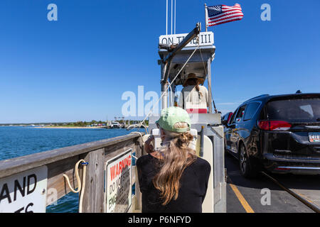 Una donna si gode della vista dal traghetto Chappy sul breve corsa a Chappaquiddick Island da downtown Edgartown, Massachusetts di Martha's Vineyard. Foto Stock