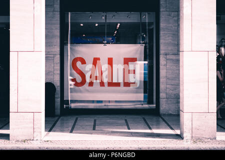 Vendita - shopping finestra, store visualizza la parola vendita Foto Stock