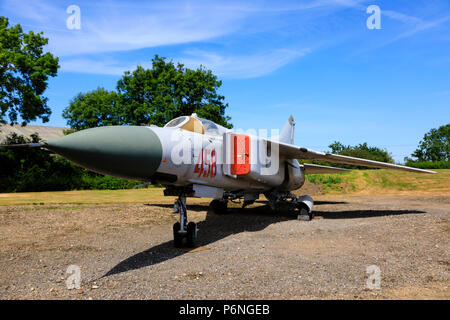 Il russo Mikoyan Gurevich Mig 23ML "Flogger" a Newark air museum, Newark upon Trent, Nottinghamshire, Inghilterra Foto Stock