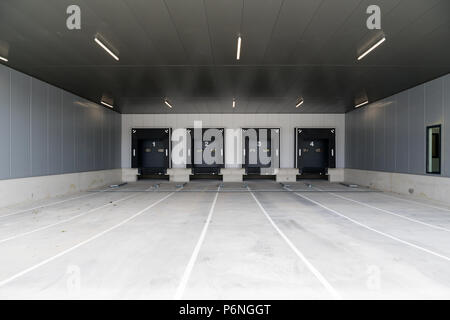 Banchine di carico per i camion in magazzino Foto Stock