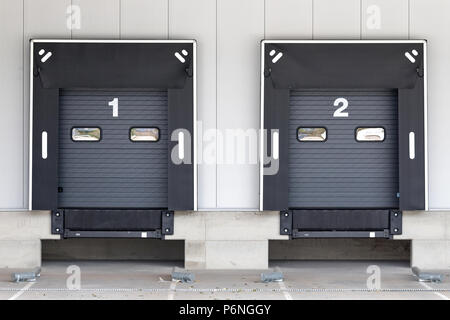 Banchine di carico per i camion in magazzino Foto Stock