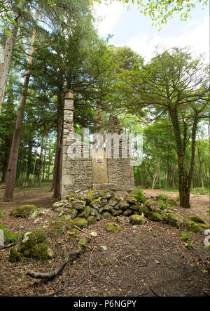 I resti di un cottage in pietra con terreno cancellata attorno ad esso nel bosco in prossimità di Hawes lago d acqua in Silverdale con cartelli di avvertimento di non entrare. Hawes Wa Foto Stock