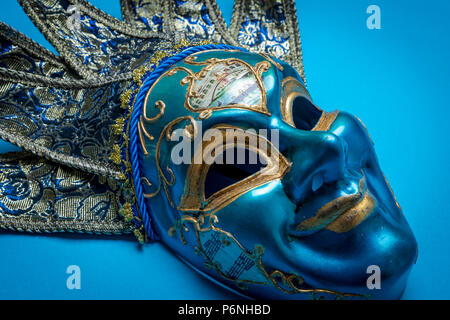 Blue Mardi Gras o il carnevale jester maschera su uno sfondo blu Foto Stock