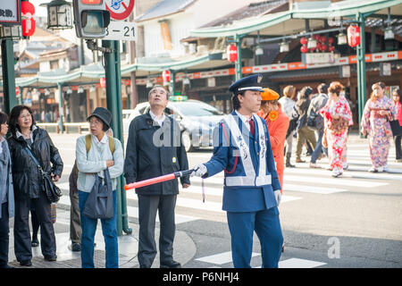 Giapponese di polizia stradale in azione su una strada trafficata nel quartiere di Gion a Kyoto Foto Stock