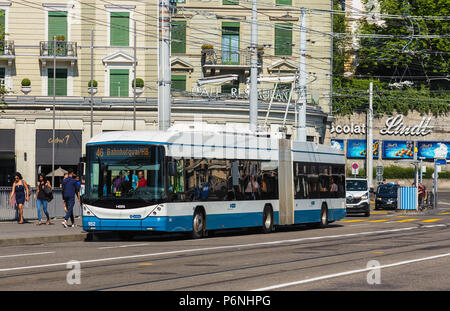 Zurich, Svizzera - 30 Giugno 2018: un Hess filobus passando lungo il ponte Bahnhofbrucke, piazza centrale in background. Hess è un marchio della egli Foto Stock