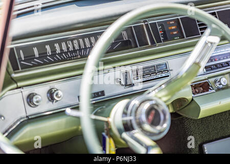 La profondità di campo di una vista dettagliata del cruscotto e dettagli su un 1964 Oldsmobile novanta otto Hardtop. Foto Stock