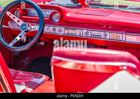 La profondità di campo di una vista dettagliata del cruscotto e del quadro strumenti su un 1964 Ford Galaxie 500 XL convertibile. Foto Stock