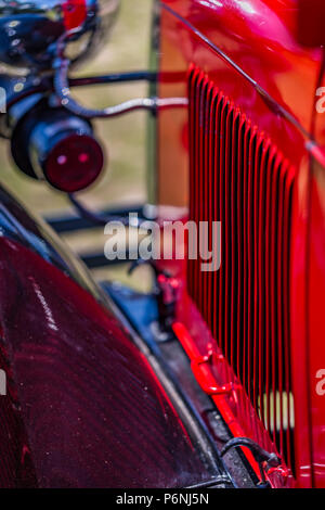 La profondità di campo di una vista dettagliata del cofano bocchette di raffreddamento su un 1929 Ford modello coupé.. Foto Stock