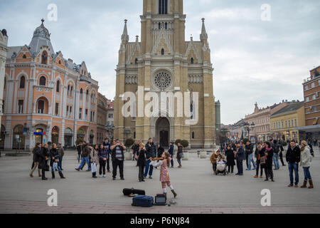 NOVI SAD SERBIA - Gennaio 17, 2015: folla raccolta su Trg Slobode square per ascoltare una giovane ragazza suona il violino in frony del Nome di Maria la Chiesa Foto Stock