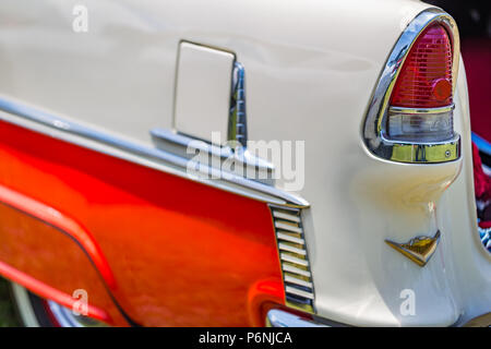 La profondità di campo di una vista dettagliata della luce di posizione e indicatore di direzione dettagli su un 1955 Chevrolet BelAir. Foto Stock