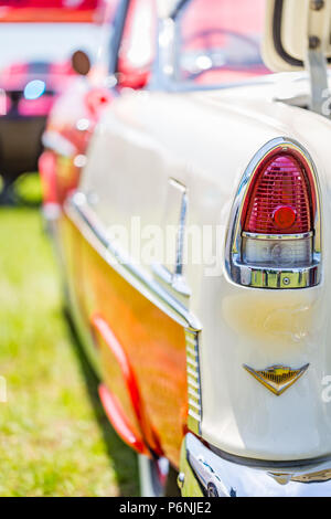 La profondità di campo di una vista dettagliata del complessivo luce di posizione posteriore dettagli su un 1955 Chevrolet BelAir. Foto Stock