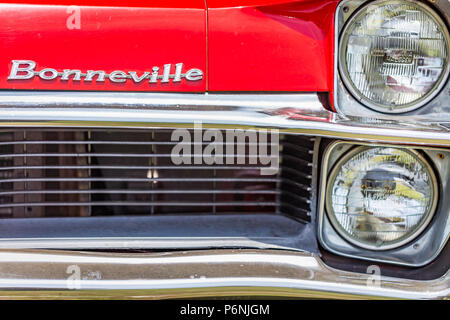 La profondità di campo di una vista dettagliata del faro dettagli di montaggio di un 1967 Pontiac Bonneville. Foto Stock