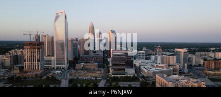 Vista panoramica del paesaggio urbano in crescita e gli edifici di Charlotte NC Foto Stock