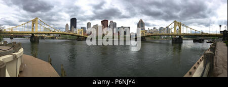 Cieli drammatici sviluppare oltre la grande città di Pittsburgh Pennsylvania Foto Stock