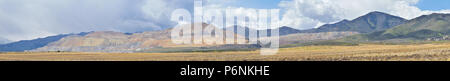 Panorama di Oquirrh Mountain Range che include il Bingham Canyon miniera o Kennecott Miniera di Rame, dice il più grande fossa aperta miniera di rame nel wo Foto Stock