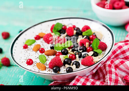 Detox e superfoods sana prima colazione nella ciotola. Vegan latte di mandorla chia semi pudding con lamponi, more e menta. Foto Stock