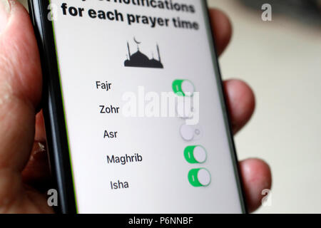 Preghiera musulmana tempo su uno smartphone. Salaat temporizzazioni allarme. Foto Stock