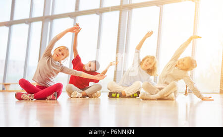 Kinder in Grundschule machen Sport Übung im Sportunterricht Foto Stock