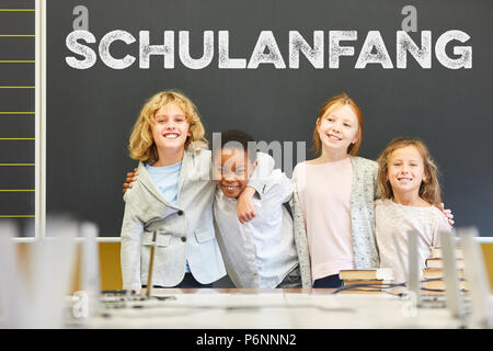 Un gruppo di alunni si erge di fronte a una lavagna all'inizio della scuola nella scuola elementare, parola tedesca "chulanfang' è scritto sulla scheda Foto Stock